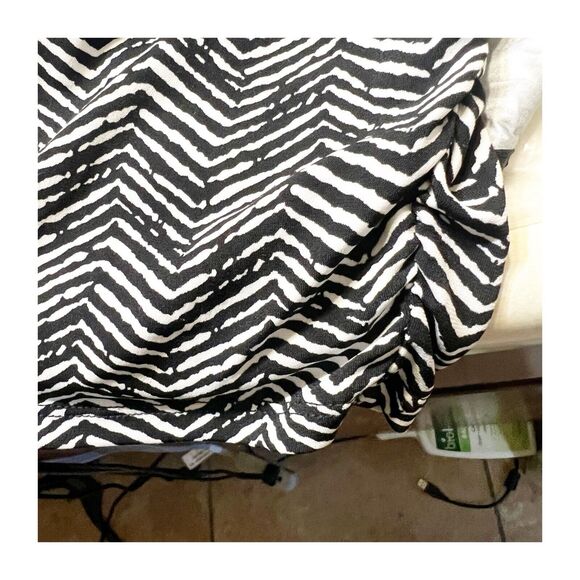 Chico’s Chevron Print Pant Size 2/Large Skimmer Black White Cropped Ankle Pant - Picture 8 of 9